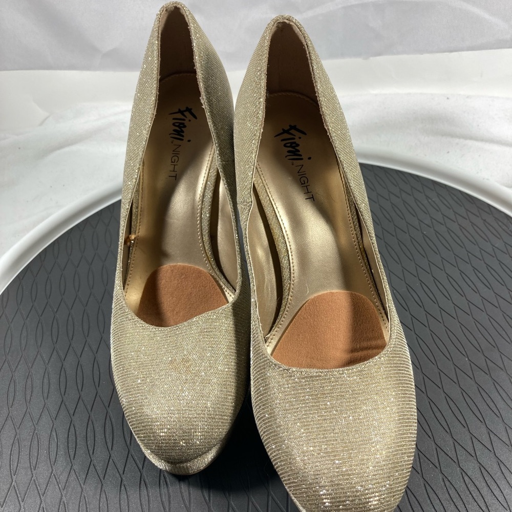 Fioni Gold Sparkle Scallop Pump Heels Size 10